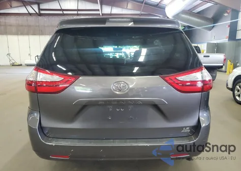 2015 Toyota Sienna Le z USA, uszkodzony, nr VIN 5TDJK3DC7FS105502